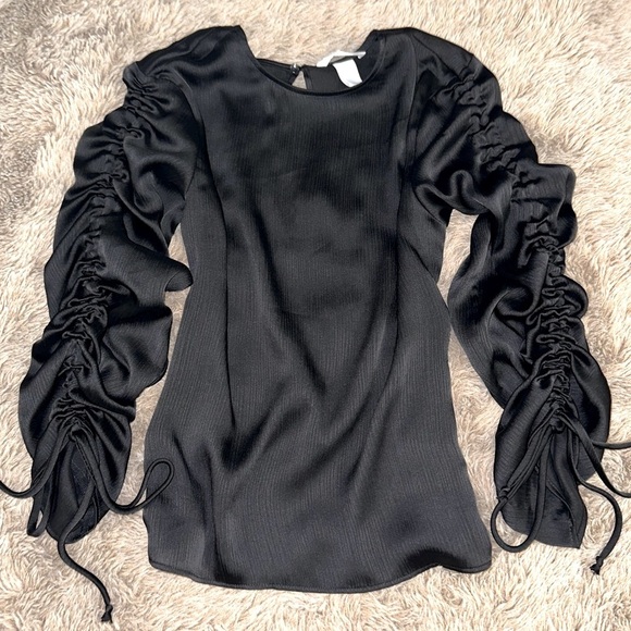 H&M Ruched Sleeve Top - Picture 2 of 7